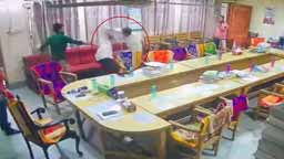 পানির ফিল্টার নিয়ে অধ্যক্ষ-সহাকরী অধ্যাপকের মারামারি, ভিডিও ভাইরাল