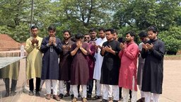 শহীদ বুদ্ধিজীবী স্মৃতিসৌধে নবনির্বাচিত ডাকসু নেতাদের দোয়া ও মোনাজাত