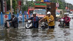 ভারী বৃষ্টিতে ডুবেছে কলকাতা, বিদ্যুৎস্পৃষ্টসহ নিহত ৭