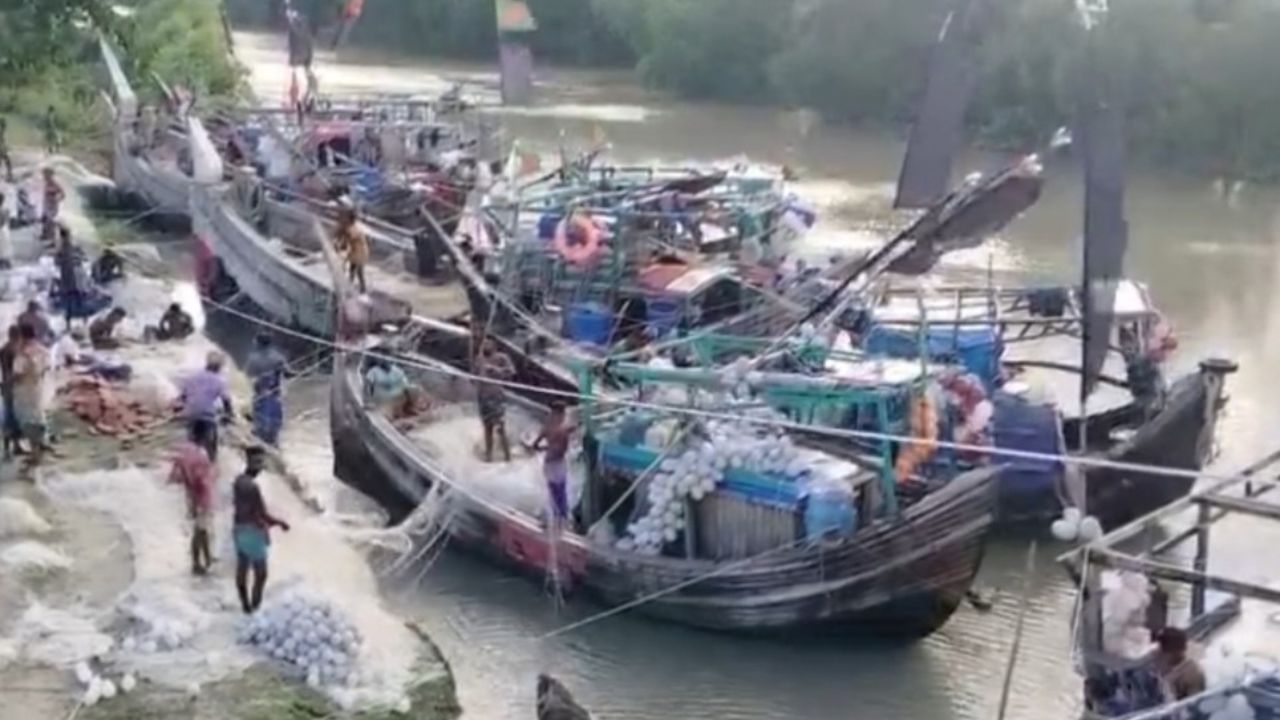 টানা বৃষ্টিতে জনজীবনে ভোগান্তি, পায়রা বন্দরে সতর্ক সংকেত বহাল