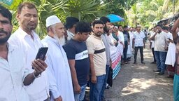 নোয়াখালীতে অস্থায়ী পুলিশ ক্যাম্প স্থাপনের দাবিতে বিক্ষোভ