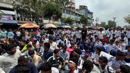 বেনাপোলে আধুনিক হাসপাতালের দাবিতে মানববন্ধন ও বিক্ষোভ