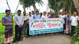 প্রাকৃতিকভাবে ফসল রক্ষায় কৃষকের নতুন দিগন্ত, টুঙ্গিপাড়ায় পার্চিং উৎসব