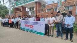 দুই সাংবাদিকের ওপর হামলার প্রতিবাদে নোয়াখালীতে মানববন্ধন