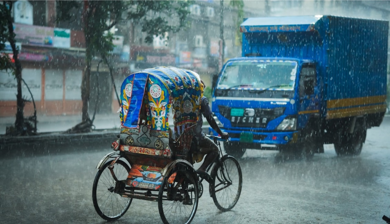 দেশজুড়ে টানা বৃষ্টি: কারণ কী, আর ক’দিন চলবে?