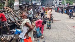 ঝালকাঠিতে অবৈধ স্থাপনা উচ্ছেদে পৌরসভার অভিযান