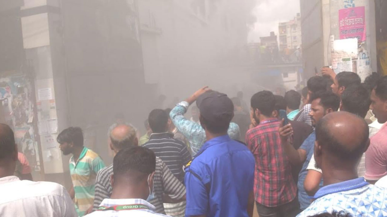 আশুলিয়ায় পোশাক কারখানায় আগুন, নিয়ন্ত্রণে ৮ ইউনিট
