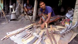 কুরবানির ঈদকে ঘিরে ব্যস্ত গোপালগঞ্জের কামারপল্লী