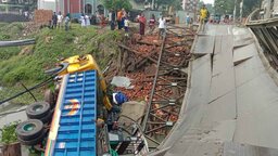 গোপালগঞ্জে বেইলী ব্রিজ ভেঙ্গে খালে পড়ে যাওয়া ট্রাকটি এখনো উদ্ধার হয়নি