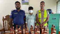 ভারতীয় ২১ বোতল মদসহ  কিশোর গ্রেফতার