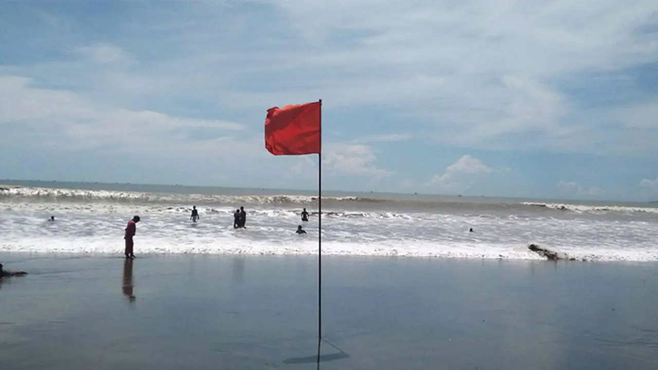 দেশের ১৩ অঞ্চলে ঝোড়ো হাওয়ার শঙ্কা, নদীবন্দরে সতর্কসংকেত