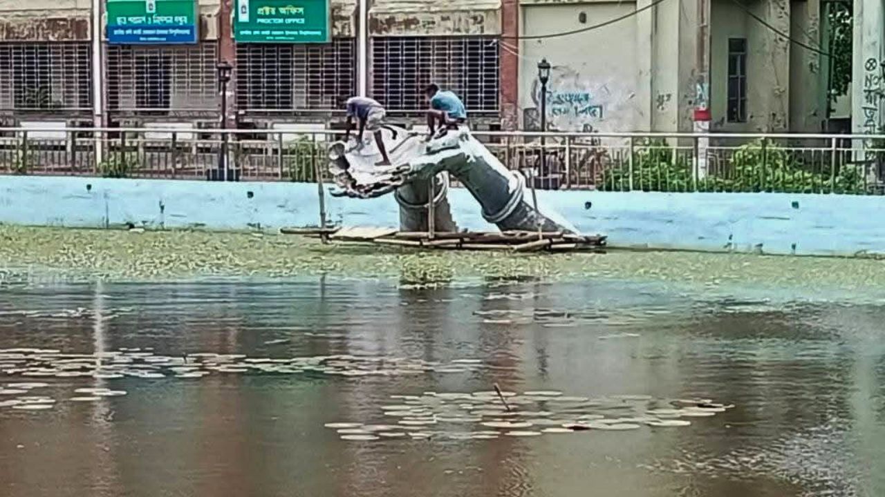 ঈদের ছুটিতে ভাঙা হচ্ছে ভাস্কর্য