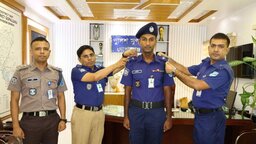 গোপালগঞ্জে পদোন্নতিপ্রাপ্ত দুই পুলিশ সদস্যকে র‍্যাংক ব্যাজ পরিয়ে দিলেন পুলিশ সুপার