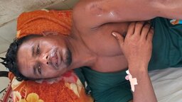 ফুটবল খেলায় না নেওয়াকে কেন্দ্র করে পাইকগাছায় শিশুসহ পরিবারের ওপর হামলা, আহত ৩