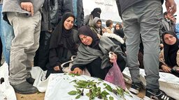 গাজায় যুদ্ধবিরতির পর ধ্বংসস্তূপ থেকে ১৩৫ মরদেহ উদ্ধার