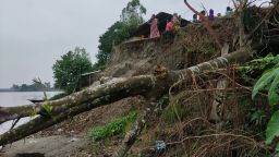 নদী ভাঙনে বিলীন হচ্ছে ঘরবাড়ি, আতঙ্কে নদীপাড়ের মানুষ