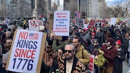 যুক্তরাষ্ট্রজুড়ে ট্রাম্পবিরোধী ‘নো কিংস’ বিক্ষোভে লাখ লাখ মানুষ