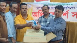 ঝালকাঠি সদর হাসপাতালে ১০০ ব্যাগ স্যালাইন দিলেন যুবদল নেতা শামীম