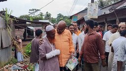 কাঁঠালিয়ায় ৩১ দফা’র লিফলেট বিতরণ ও গণসংযোগ করলেন সেলিম রেজা
