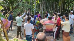 কাঁঠালিয়ায় বেরিবাঁধ নির্মাণে বাধার প্রতিবাদে মানববন্ধনে হামলা, গ্রামবাসীর প্রতিরোধ