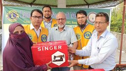 নোয়াখালীতে অসহায় নারীদের স্বাবলম্বী করতে সেলাই মেশিন বিতরণ