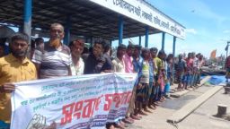 পণ্য ওঠানো–নামানোয় বাধা: হাতিয়ায় শ্রমিকদের মানববন্ধন