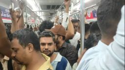 মেট্রোরেল: আধুনিক রেল ব্যবস্থায় যাত্রী ভোগান্তির বাস্তবতা