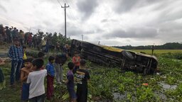টুঙ্গিপাড়ায় বাস নিয়ন্ত্রণ হারিয়ে খালে, আহত ১৫