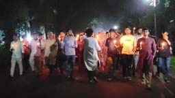 জাবিতে মোমবাতি প্রজ্বালন ও মিছিল করে ‘কালরাত্রি’ স্মরণ